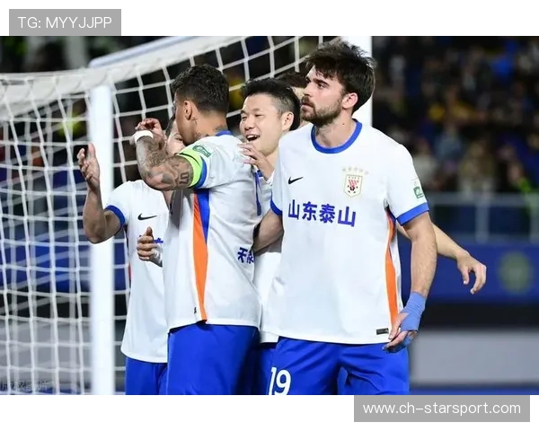 山东泰山祖马站住中路，头球解围干净利落